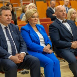 Uczestnicy konferencji, na pierwszym planie od lewej: dr S. Solecki (prorektor), B. Ryczan (Starosta Przemyska), prof. M. Delong (rektor)