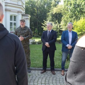 od lewej: Zastępca Dowódcy 20. PBOT - ppłk Grzegorz Grzegorzewski, Prorektor ds. studenckich - dr Andrzej Kawecki, prof. PANS, Kanclerz - gen. dyw. rez. SG Dominik Tracz