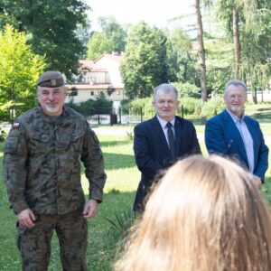 od lewej: Zastępca Dowódcy 20. PBOT - ppłk Grzegorz Grzegorzewski, Prorektor ds. studenckich - dr Andrzej Kawecki, prof. PANS, Kanclerz - gen. dyw. rez. SG Dominik Tracz