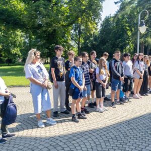 uczniowie i nauczyciele z Niepublicznej Szkoły Podstawowej w Żelaźnie