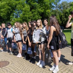 uczniowie i nauczyciele z Niepublicznej Szkoły Podstawowej w Żelaźnie