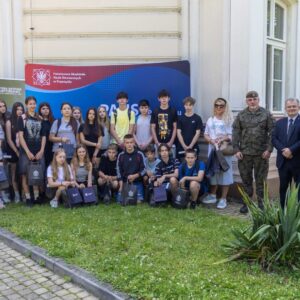 pamiątkowe zdjęcie grupowe uczestników wycieczki oraz przedstawicieli 20. PBOT i PANS w Przemyślu (przed Pałacem Lubomirskich)