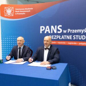 Dyrektor Wojewódzkiej Stacji Pogotowia Ratunkowego w Przemyślu – Rafał Kijanka (po lewej), Rektor – dr hab. Marek Delong, prof. PANS (po prawej)