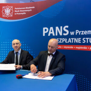 Dyrektor Wojewódzkiej Stacji Pogotowia Ratunkowego w Przemyślu – Rafał Kijanka (po lewej), Rektor – dr hab. Marek Delong, prof. PANS (po prawej)