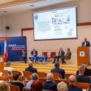 Pierwsze wystąpienie referatowe - przy ambonie prelegent K. Majcher