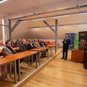uczestnicy konferencji (po lewej), dr inż. Grzegorz Dzieniszewski, prof. PANS – Dyrektor Instytutu Nauk Technicznych (po prawej)