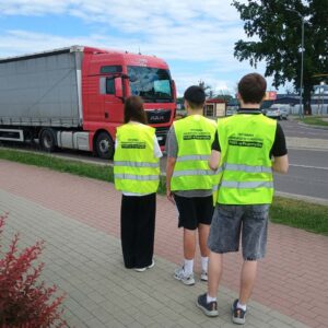 studenci inżynierii transportu i logistyki na zajęciach praktycznych w terenie