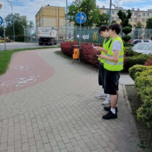 studenci inżynierii transportu i logistyki na zajęciach praktycznych w terenie