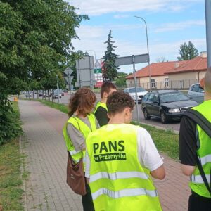 studenci inżynierii transportu i logistyki na zajęciach praktycznych w terenie