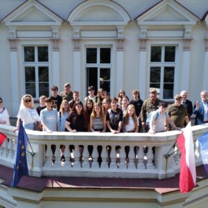pamiątkowe zdjęcie grupowe uczestników wycieczki oraz przedstawicieli 20. PBOT i PANS w Przemyślu (na tarasie Pałacu Lubomirskich)