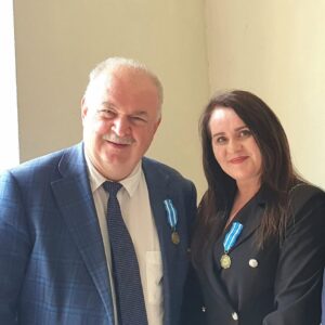 Wicemarszałek Województwa Podkarpackiego - Piotr Pilch (po lewej), Kierownik Działu Organizacji i Promocji Państwowej Akademii Nauk Stosowanych w Przemyślu - Agata Lalik (po prawej)