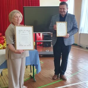 dr Sławomir Solecki - Prorektor ds. rozwoju i współpracy wręcza podziękowania Pani Teresie Teterycz - Dyrektor Liceum nr 3 im. Królowej Jadwigi w Mościskach