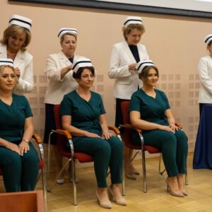 uroczysty moment czepkowania na scenie w Auli PANS