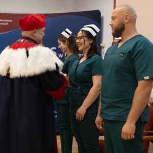 gratulacje dla absolwentów