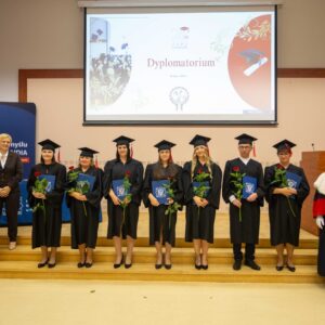 Pamiątkowe zdjęcie absolwentów