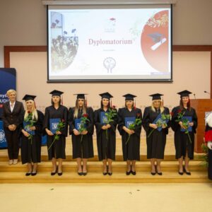 Pamiątkowe zdjęcie absolwentów
