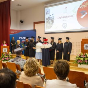 Absolwenci odbierają dyplomy z rąk Prorektora