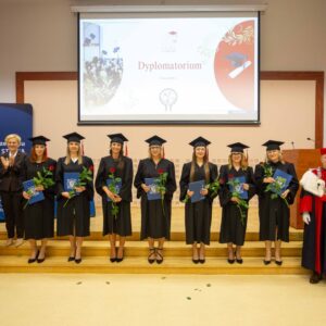 Pamiątkowe zdjęcie absolwentów