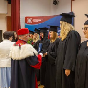 Absolwenci odbierają dyplomy z rąk Prorektora