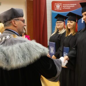 Absolwenci odbierają wyróżnienia z rąk Kanclerza