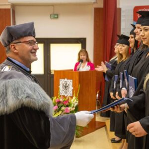 Absolwenci odbierają wyróżnienia z rąk Kanclerza