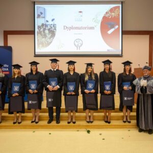 Pamiątkowe zdjęcie absolwentów