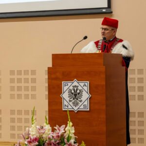 dr Andrzej Kawecki, prof. PANS - Prorektor do spraw studenckich, przy mównicy