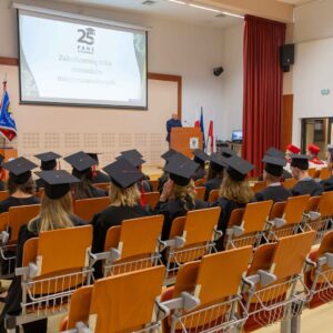 dr Paweł Łabuz, prof. PANS - Dziekan Wydziału Nauk Społecznych, Humanistycznych i Ochrony Zdrowia, przy mównicy