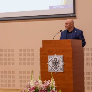 dr Paweł Łabuz, prof. PANS - Dziekan Wydziału Nauk Społecznych, Humanistycznych i Ochrony Zdrowia, przy mównicy