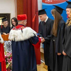 wręczenie dyplomów na scenie w Auli PANS