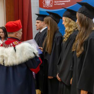 wręczenie dyplomów na scenie w Auli PANS
