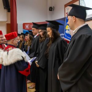 wręczenie dyplomów na scenie w Auli PANS
