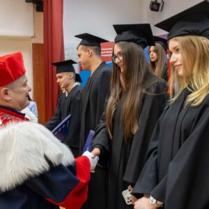 wręczenie dyplomów na scenie w Auli PANS