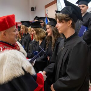 wręczenie dyplomów na scenie w Auli PANS
