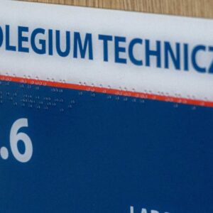 tablice informacyjne z alfabetem Braille’a