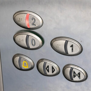 włączniki z alfabetem Braille’a w windzie