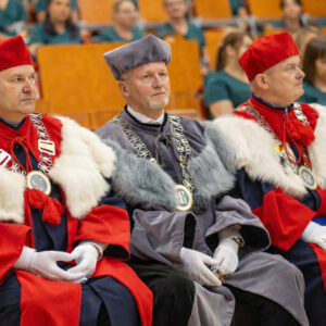 od lewej: dr Sławomir Solecki – Prorektor ds. rozwoju i współpracy, gen. dyw. rez. SG Dominik Tracz – Kanclerz, dr Andrzej Kawecki, prof. PANS – Prorektor ds. studenckich