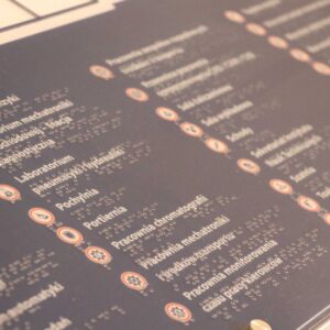 tablice informacyjne z alfabetem Braille’a