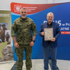 ppłk Grzegorz Grzegorzewski (Zastępca Dowódcy 20. PBOT) - po lewej, dr Andrzej Kawecki, prof. PANS (Prorektor ds. studenckich) - po prawej
