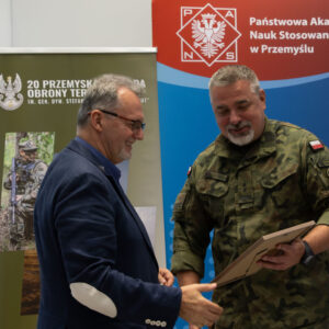 gen. dyw. rez. SG Dominik Tracz (Kanclerz Uczelni) - po lewej, ppłk Grzegorz Grzegorzewski (Zastępca Dowódcy 20. PBOT) - po prawej