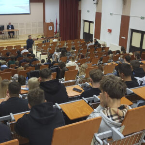 uczniowie w uczelnianej Auli