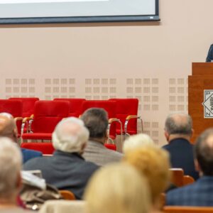 Przewodniczący Rady Słuchaczy UTW PANS w Przemyślu – Tadeusz Błaszczyszyn (przy mównicy), otwarcie wydarzenia