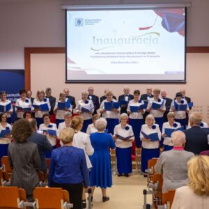 Chór Uniwersytetu Trzeciego Wieku UR Cantilena w trakcie występu na scenie