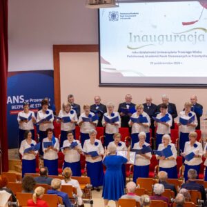 Chór Uniwersytetu Trzeciego Wieku UR Cantilena w trakcie występu na scenie