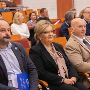 od lewej: Wójt Gminy Przemyśl – Marek Wasiewicz, Starosta Przemyski – Bożena Ryczan, Rektor Państwowej Akademii Nauk Stosowanych w Przemyślu – dr hab. Marek Delong, prof. PANS