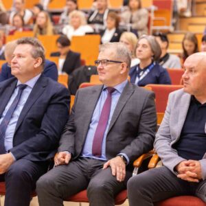 od lewej: Prorektor ds. rozwoju i współpracy PANS – dr Sławomir Solecki, Prorektor ds. studenckich – dr Andrzej Kawecki, prof. PANS, Dziekan Wydziału Nauk Społecznych, Humanistycznych i Ochrony Zdrowia – dr Paweł Łabuz, prof. PANS