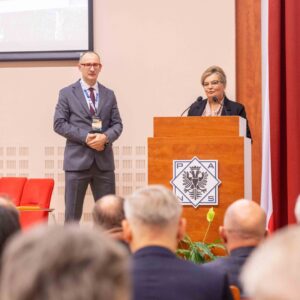 po lewej: Dyrektor Powiatowego Centrum Pomocy Rodzinie w Przemyślu – Dawid Tarczyński, po prawej: Starosta Przemyski – Bożena Ryczan