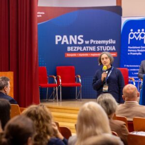 prelegentka w trakcie wystąpienia