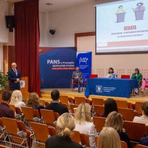 debata w Auli PANS