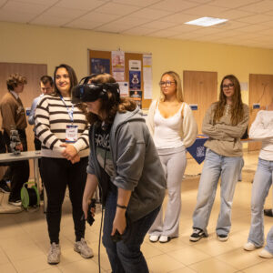 uczniowie korzystają z gogli VR
